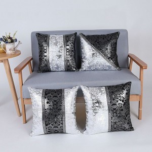 Декоративные подушки черно-серебристого цвета